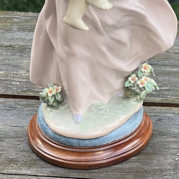 Lladro Figurine Playing Mom Girl With Baby & Flowers #6681 Retired with Box - Picture 3 of 16